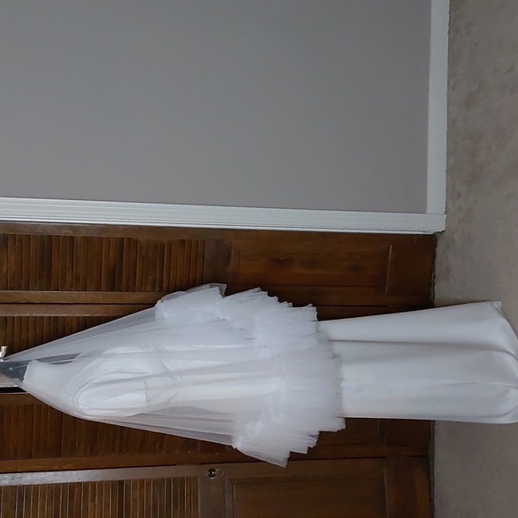 White Fingertip Ruffle Edge Wedding Veil With Comb - Picture 4 of 10